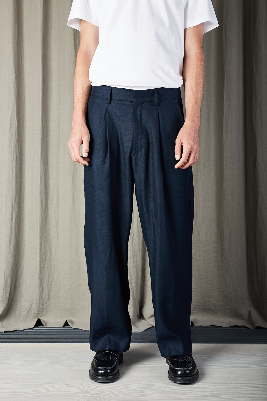 NN07 Kay 1808 Relaxed Pant in Navy Blue | Buster McGee