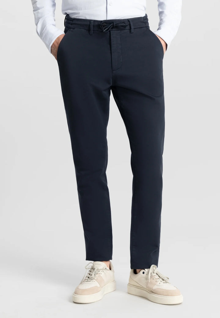 Dstrezzed Lancaster Tapered Jogger Twill Knit Pant in Dark Navy