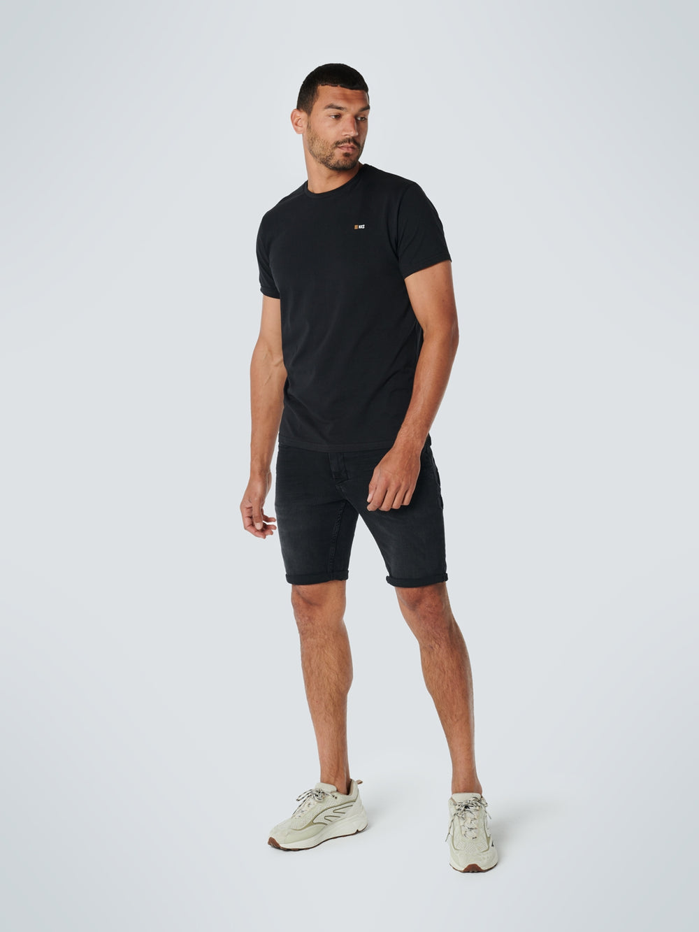 No Excess Solid Basic Crewneck Tee in Black | Buster McGee