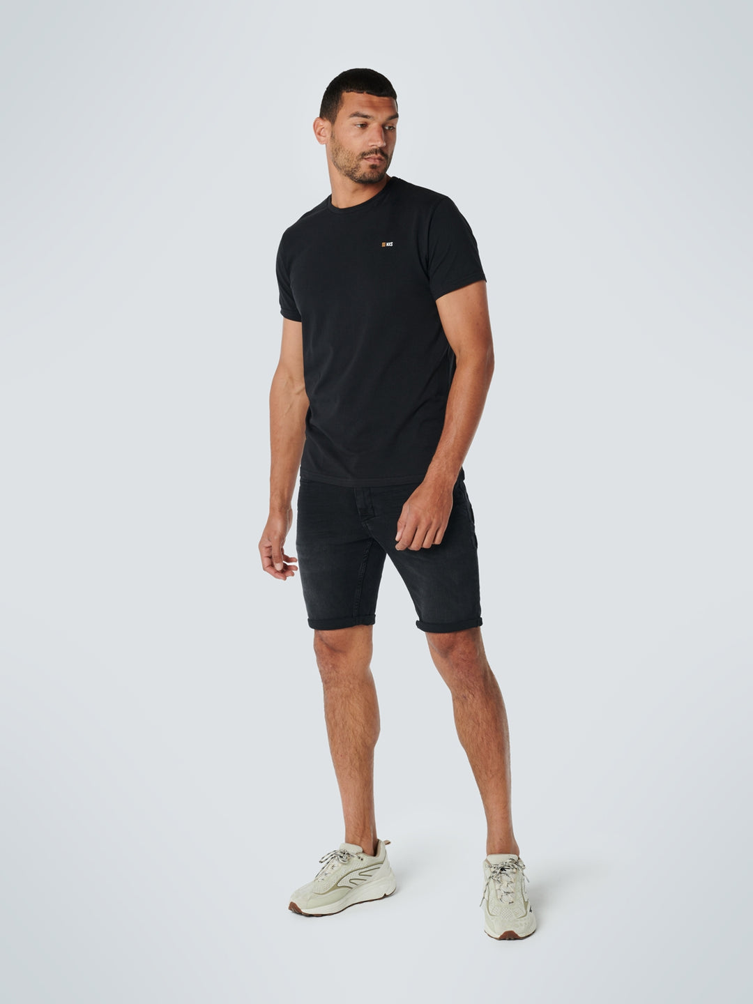 No Excess Solid Basic Crewneck Tee in Black | Buster McGee
